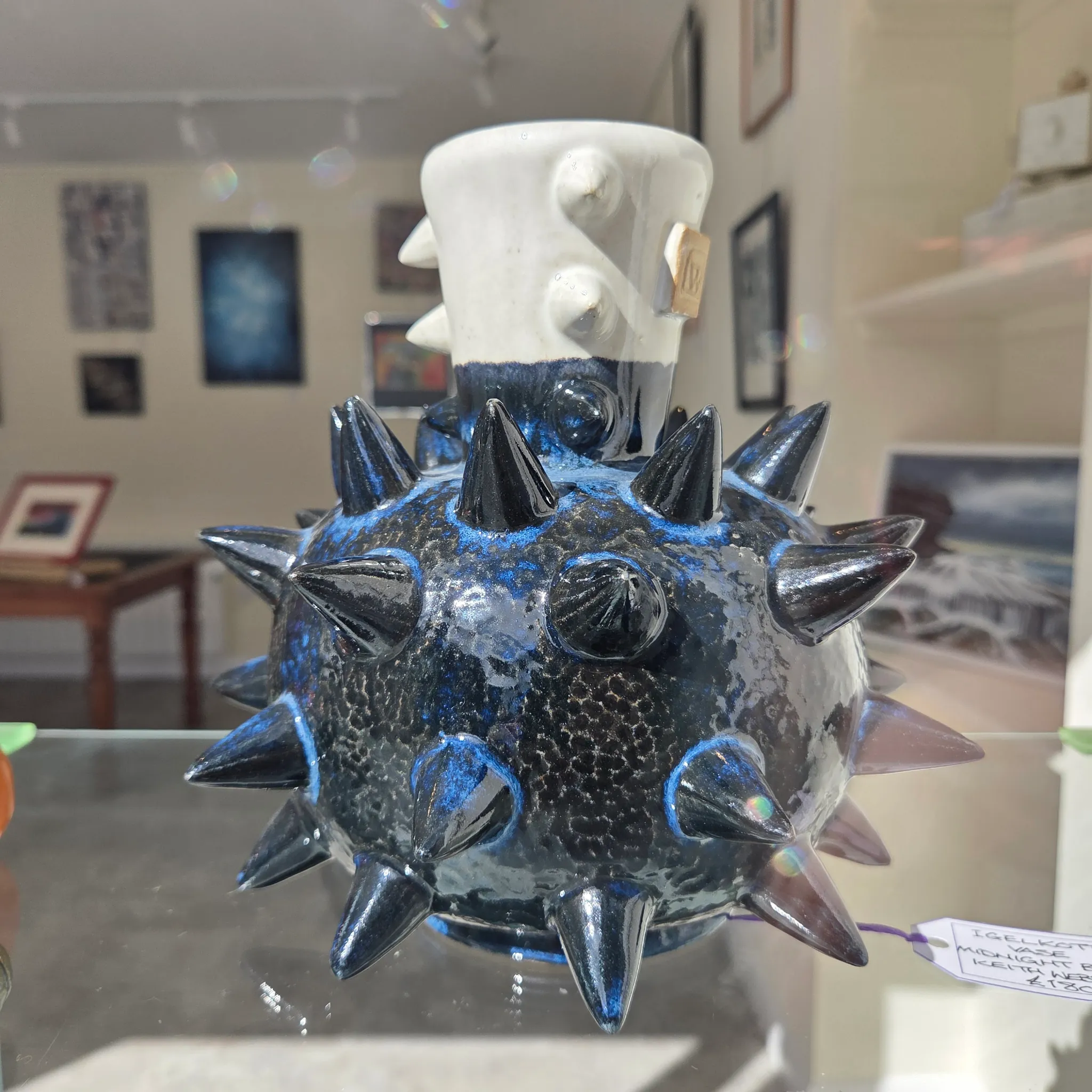 midnight-blue-igelkott-vase.webp